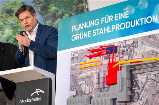 Robert Habeck (Bündnis 90/Die Grünen), Bundesminister für Wirtschaft und Klimaschutz, verkündet bei einer Betriebsversammlung mit der Belegschaft des Stahlwerkes die lang erhoffte Förderzusage für den Umbau des Bremer Stahlwerks.
