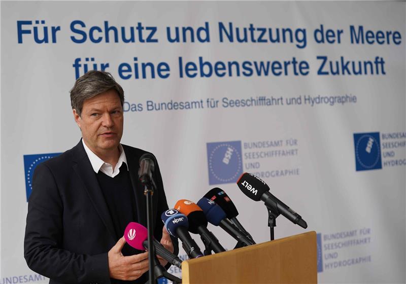 Habeck: Ausbauziele der Windenergie bis 2030 werden erreicht Robert Habeck (Bündnis 90/Die Grünen), Bundesminister für Wirtschaft, spricht ins Mikrofon.