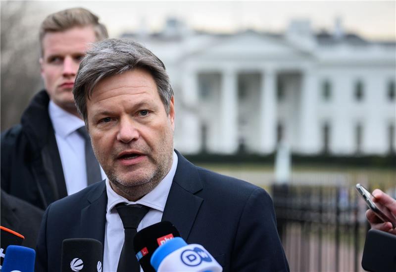 Habeck wirbt in USA um besseren Marktzugang Robert Habeck (Bündnis 90/Die Grünen), Bundesminister für Wirtschaft und Klimaschutz, äußert sich zum Abschluss seiner Reise auf dem Lafayette Square vor dem Weißen Haus.