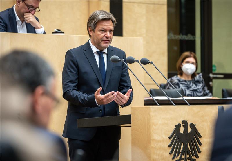 Habeck: Bei Gasmangel müssen Verbraucher Beitrag leisten Robert Habeck (Bündnis 90/Die Grünen), Bundesminister für Wirtschaft und Klimaschutz, spricht im Bundesrat. Foto: picture alliance/dpa | Michael Kappeler