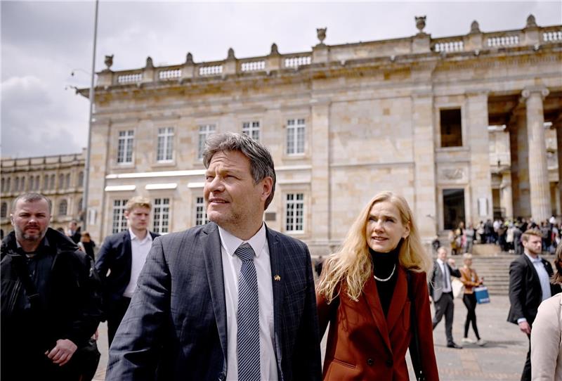 Kohleausstieg: Habeck sagt Kolumbien Unterstützung zu Robert Habeck (Bündnis 90/Die Grünen, M), Vizekanzler und Bundesminister für Wirtschaft und Klimaschutz, geht mit Marian Schuegraf (r), deutsche Botschafterin in Kolumbien, durch die Altstadt von Bogotà.
