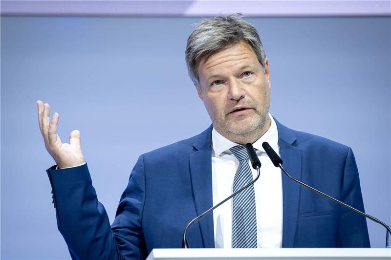 Robert Habeck (Bündnis 90/Die Grünen) beschäftigt sich mit erneuerbaren Energien.
