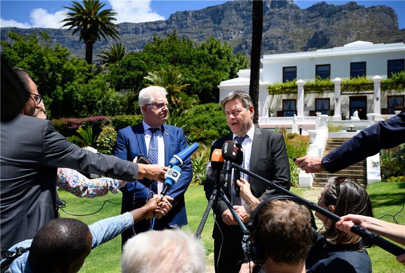 Habeck hofft auf neuen Schub für Beziehungen mit Afrika Robert Habeck (Bündnis 90/Die Grünen, r), Bundesminister für Wirtschaft und Klimaschutz, und Alan Winde, Regierungschef der Provinz Western Cape treten nach ihrem Gespräch im Leeuwenhof vor die Presse.