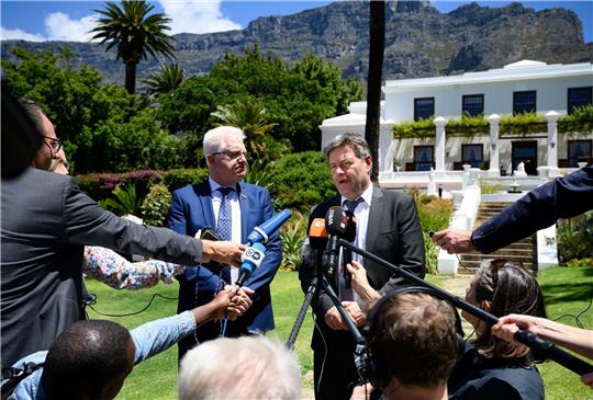 Robert Habeck (Bündnis 90/Die Grünen, r), Bundesminister für Wirtschaft und Klimaschutz, und Alan Winde, Regierungschef der Provinz Western Cape treten nach ihrem Gespräch im Leeuwenhof vor die Presse.