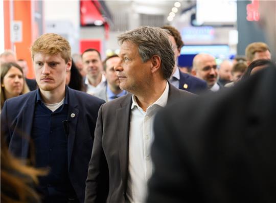 Robert Habeck (Grüne), Bundeswirtschaftsminister, bei seinem Messerundgang über die Hannover Messe 2024.