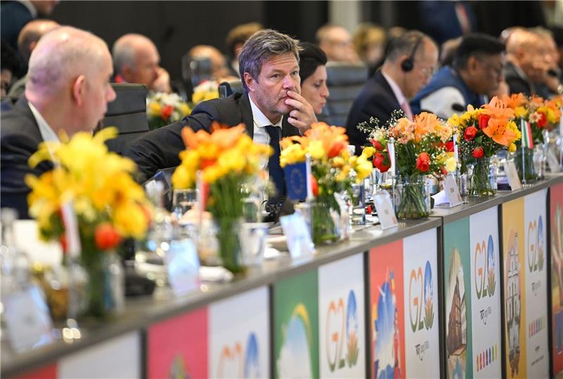 Ausbau erneuerbarer Energien: G20-Treffen ohne Einigung Robert Habeck (M.) während des Treffens der Energieminister in Goa.