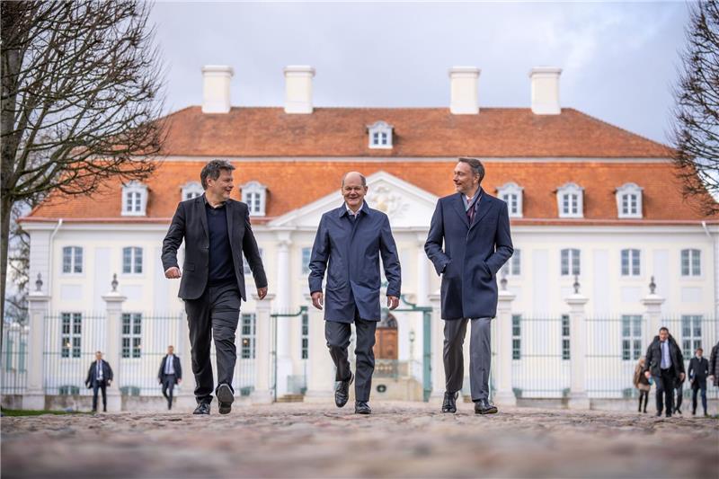 Der Winterfrieden von Meseberg: Kanzler voller Zuversicht Robert Habeck, Olaf Scholz und Christian Lindner nach der Klausurtagung des Bundeskabinetts auf Schloss Meseberg.