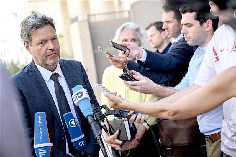 Robert Habeck, Vizekanzler und Bundesminister für Wirtschaft und Klimaschutz, spricht in Jerusalem zu Journalisten. Bei seiner Reise in den Nahen Osten soll es um Energie- und Klimaschutz sowie aktuelle Fragen der politischen und wirtschaftlichen Beziehungen gehen.