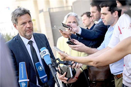 Robert Habeck, Vizekanzler und Bundesminister für Wirtschaft und Klimaschutz, spricht in Jerusalem zu Journalisten. Bei seiner Reise in den Nahen Osten soll es um Energie- und Klimaschutz sowie aktuelle Fragen der politischen und wirtschaftlichen Beziehungen gehen.