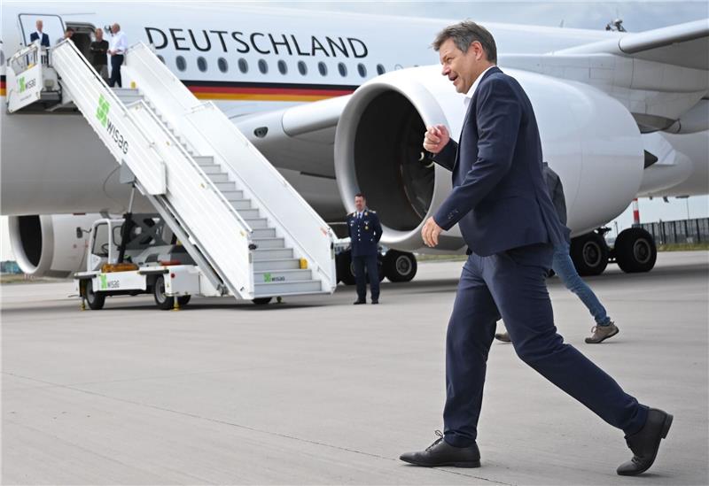 Habeck will Zusammenarbeit mit Indien ausbauen Robert Habeck auf dem Weg zu einer Maschine der Flugbereitschaft, um nach Indien zu reisen.