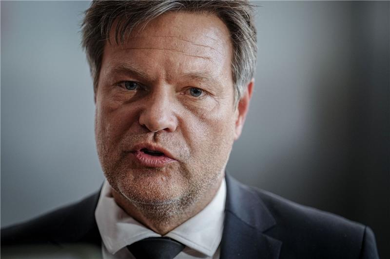 Habeck: Mindestlohnerhöhung zu niedrig Robert Habeck ist Bundesminister für Wirtschaft und Klimaschutz.