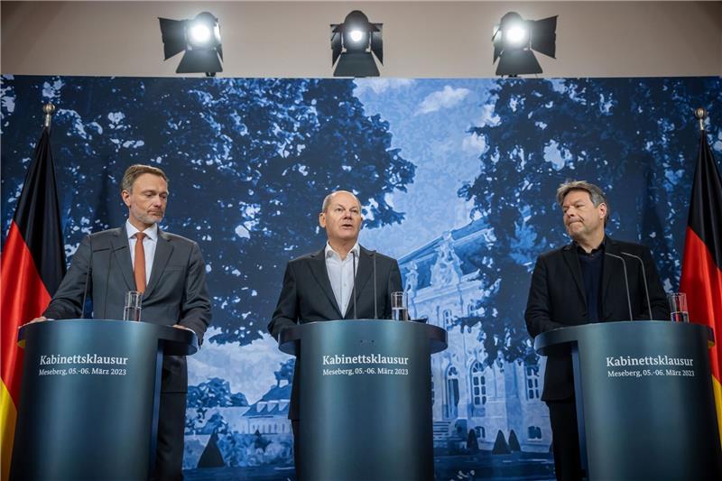 Robert Habeck (l-r), Olaf Scholz und Christian Lindner bei der Pressekonferenz nach der Klausurtagung.