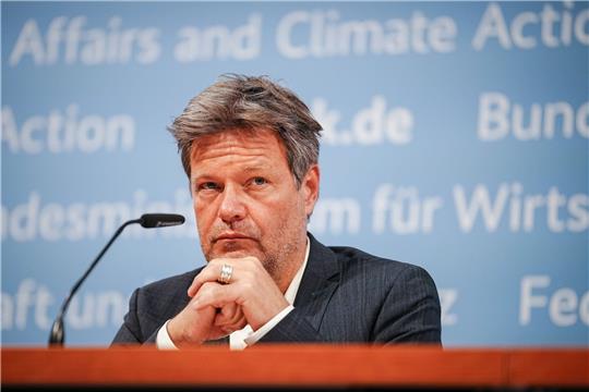 Robert Habeck stellt den OECD-Wirtschaftsbericht und OECD-Umweltprüfbericht im Bundeswirschaftsminsterium vor.