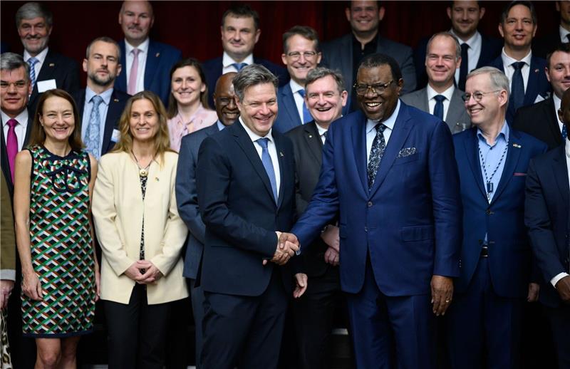 Habeck auf Wasserstoff-Mission - Große Hoffnungen in Namibia Robert Habeck (vorne l, Bündnis 90/Die Grünen), Bundesminister für Wirtschaft und Klimaschutz, und Hage Gottfried Geingob, Präsident von Namibia, reichen sich in Windhuk die Hände.