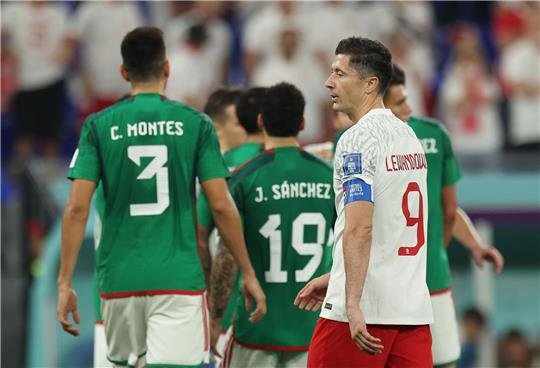 Robert Lewandowski kann den Elfmeter nicht verwandeln. Das Spiel gegen Mexiko endet torlos.
