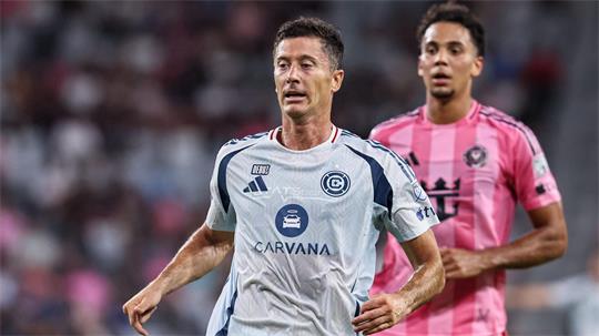 Robert Lewandowski (l) hat sein Debüt in der MLS mit Chicago Fire verloren.