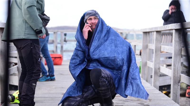 Robert Marc Lehmann geht auf Tuchfühlung mit einem gestrandeten Wal in der Ostsee. 