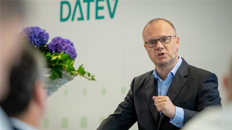 Datenanalyse: Wirtschaftskrise erfasst zunehmend Mittelstand Robert Mayr, Chef des IT-Dienstleisters Datev, sieht vor allem Kleinstunternehmen als Verlierer der Wirtschaftskrise (Archivbild)