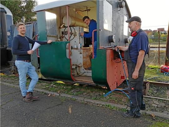 Robert Oppermann, Maik Ehrenberg und Holger Buch (von links) vor und in der neuen Lok der DG 41096 auf dem Gelände am Vienenburger Bahnhof. Foto: Hohaus