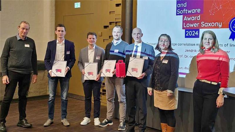 Robert Strötgen (Landesinitiative Forschungsdatenmanagement), Jendrik Tröger (TU Clausthal), David Anton und Prof. Henning Wessels (beide TU Braunschweig), Prof. Stefan Hartmann (TU Clausthal), Diana Schmidt (Forschungsdatenmanagement) und Anna Teschner (Wissenschaftsministerium) bei der Preisverleihung in Hannover.