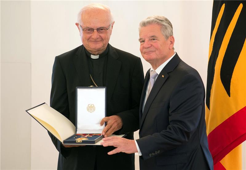 Alt-Erzbischof Zollitsch gibt Bundesverdienstkreuz zurück Robert Zollitsch (l) war im Jahr 2014 von Bundespräsident Joachim Gauck mit dem Bundesverdienstkreuz ausgezeichnet worden.