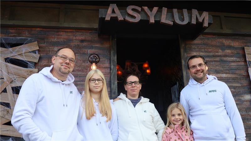 Rhüden verwandelt Zaininger Straße in Halloween-Horrorwelt Robert (v.l.), Mia und Melanie Michel sowie Emilia und ihr Vater Andreas Thelen schmücken seit Jahren ihre Häuser mit Hexen, Spinnenweben und mehr. Doch auch richtige Grusellabyrinthe entstehen auf ihren Grundstücken.