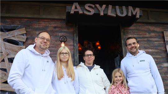 Robert (v.l.), Mia und Melanie Michel sowie Emilia und ihr Vater Andreas Thelen schmücken seit Jahren ihre Häuser mit Hexen, Spinnenweben und mehr. Doch auch richtige Grusellabyrinthe entstehen auf ihren Grundstücken.