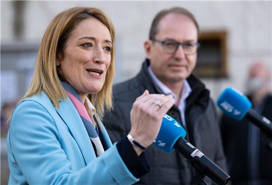 Roberta Metsola, die Präsidentin des Europäischen Parlaments, und CSU-Landesgruppenchef Alexander Dobrindt bei der Winterklausur der CSU im Kloster Seeon.