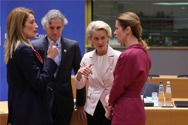 Neue Russland-Sanktionen der EU in Kraft Roberta Metsola (l-r), Präsidentin des Europäischen Parlaments, Sloweniens Ministerpräsident Robert Golob, EU-Kommissionspräsidentin Ursula von der Leyen und Kaja Kallas, Ministerpräsidentin von Estland.