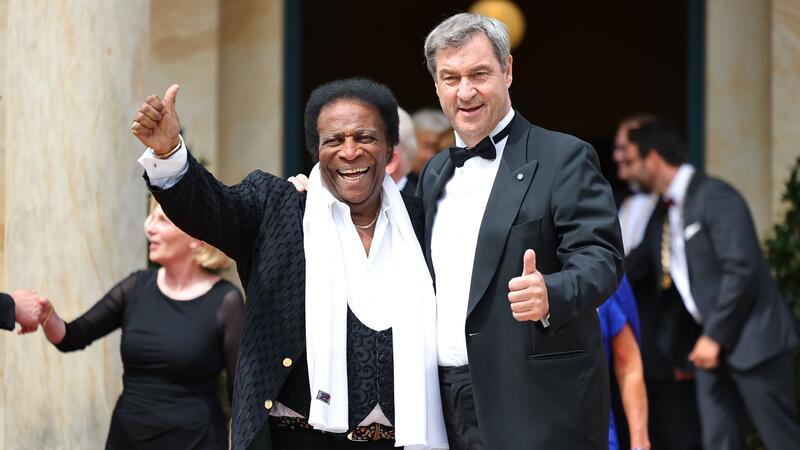Söder im Foto-Stress Roberto Blanco (l.) und Markus Söder genießen das Schaulaufen in Bayreuth
