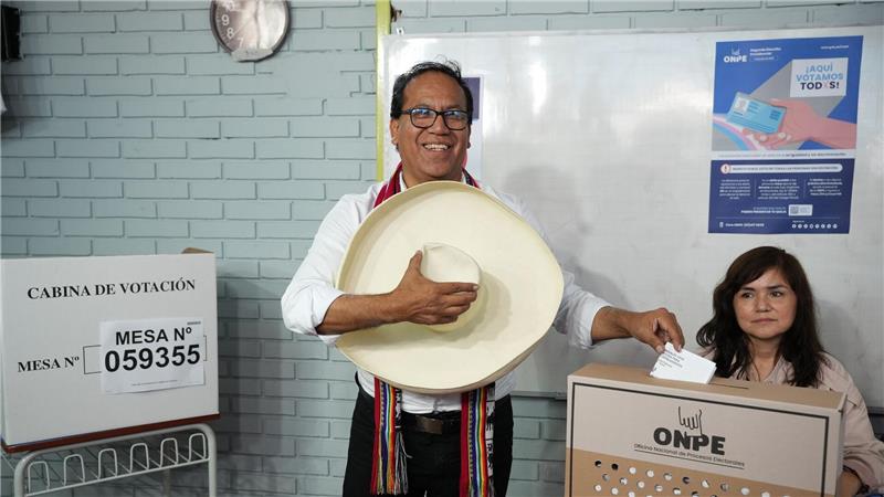 Kopf-an-Kopf-Rennen bei Stichwahl in Peru Roberto Sánchez war früher Außenhandels- und Tourismusminister.