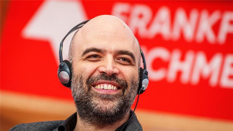 Roberto Saviano, italienischer Autor, lächelt bei einer Diskussionsrunde unter der Überschrift „Schreiben in illiberalen Zeiten“.