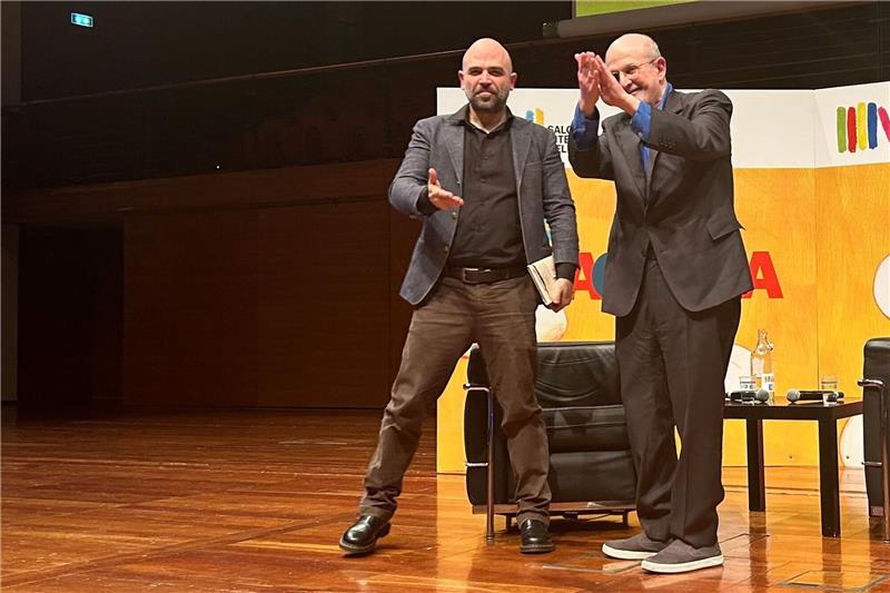 Rushdie sieht vielerorts Meinungsfreiheit in Gefahr Roberto Saviano (l) und Salman Rushdie auf der Buchmesse in Turin.