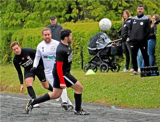 Robin Bertram (2. v. l.) und Trainer Markus Leon-Fernnandez (r. auf dem Hügel) werden auch in der neuen Saison mit der SG Bredelem/Astfeld in der Nordharzliga mitmischen. Foto: Epping