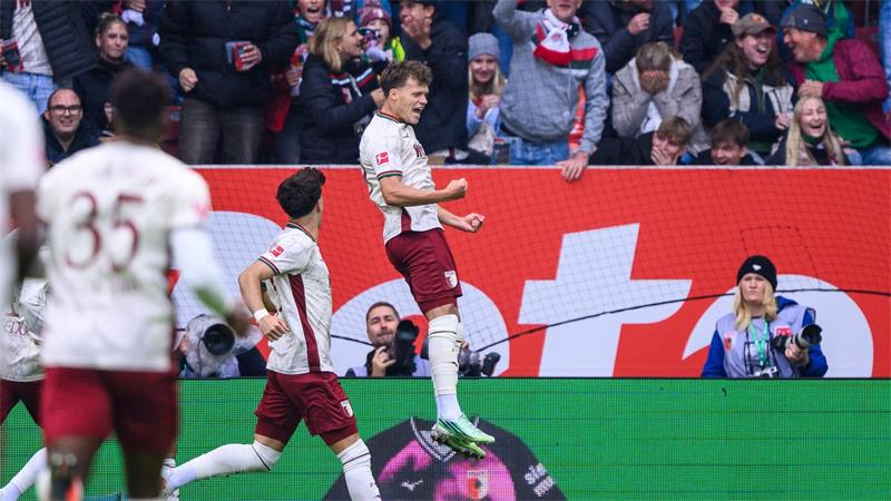 Robin Fellhauer (FC Augsburg) jubelt über das schnellste Tor der Bundesliga-Geschichte.