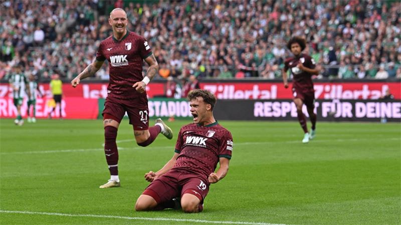 3:2 nach 0:2: Später Werder-Wahnsinn gegen Augsburg Robin Fellhauer vom FC Augsburg jubelt nach seinem Tor in Bremen.