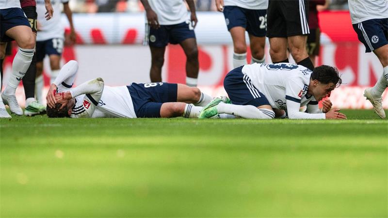 Kopfzusammenstoß überschattet Kölns 0:0 gegen Schalke Robin Gosens und Soufiane El-Faouzi müssen nach einem Kopfzusammenstoß behandelt werden.