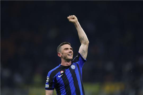 Robin Gosens von Inter Mailand feiert den Sieg seiner Mannschaft.