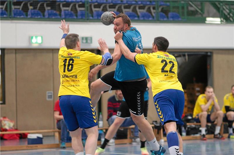 HSG Bad Harzburg/Vienenburg leitet Generationswechsel ein Robin Hausmann (Mitte) hat seine Karriere bei der HSG Bad Harzburg/Vienenburg beendet. Der Handball-Landesligist setzt künftig auf Spieler aus der eigenen Jugend. Foto: Gietemann