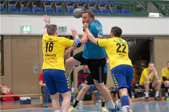 Robin Hausmann (Mitte) hat seine Karriere bei der HSG Bad Harzburg/Vienenburg beendet. Der Handball-Landesligist setzt künftig auf Spieler aus der eigenen Jugend.  Foto: Gietemann