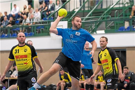 Robin Hausmann kommt frei zum Wurf. Der Routinier und die HSG Bad Harzburg/Vienenburg erwarten am Samstag den MTV Braunschweig IV in der Deilich-Sporthalle. Foto: Drechsler