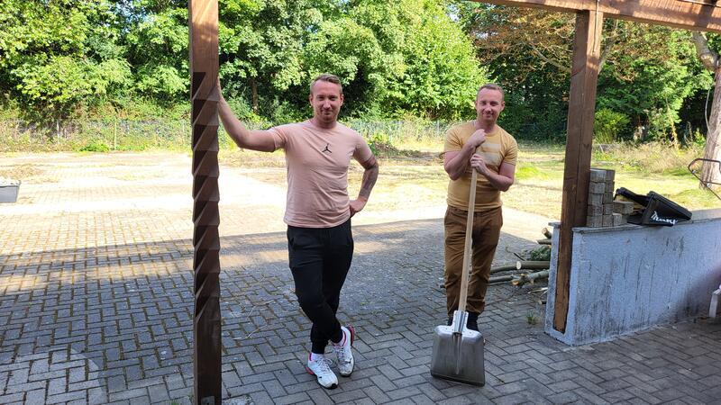 Neue Betreiber im Okeraner Stadtpark-Kiosk Robin (l.) und Torben Scheller bringen den Kiosk im Stadtpark Oker auf Vordermann.