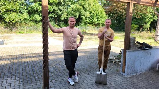 Robin (l.) und Torben Scheller bringen den Kiosk im Stadtpark Oker auf Vordermann.