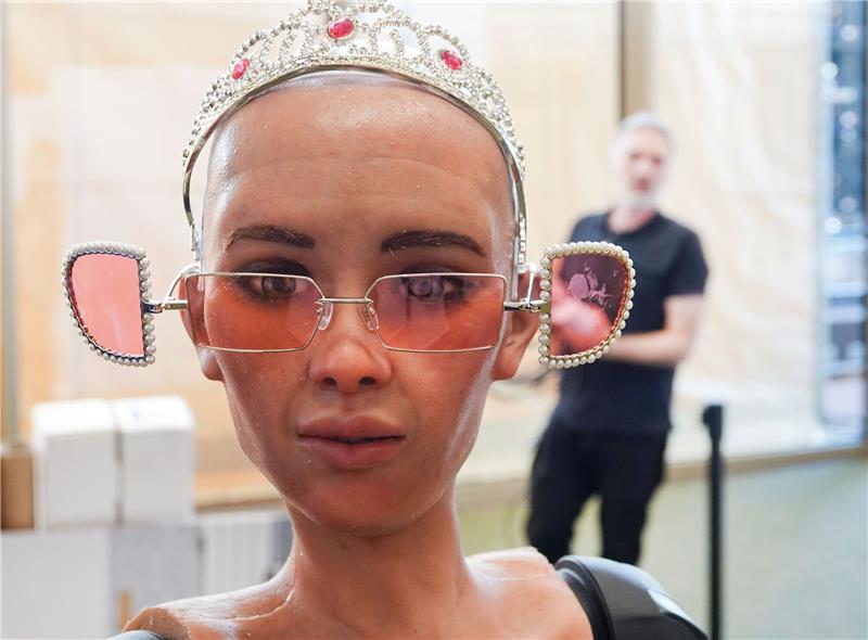 Wie Roboter und KI die Welt verbessern können Roboter «Sophia» sei eine perfekte Bar-Frau, so Daniel Lofaro, Entwickler bei der Firma Hanson Robotics.