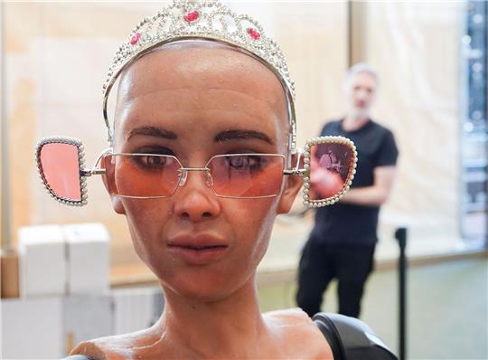 Roboter «Sophia» sei eine perfekte Bar-Frau, so Daniel Lofaro, Entwickler bei der Firma Hanson Robotics.