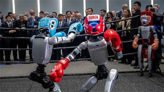 Roboter der Firma Unitree während einer Präsentation beim China-Besuch von Bundeskanzler Friedrich Merz (CDU). (Archivbild)