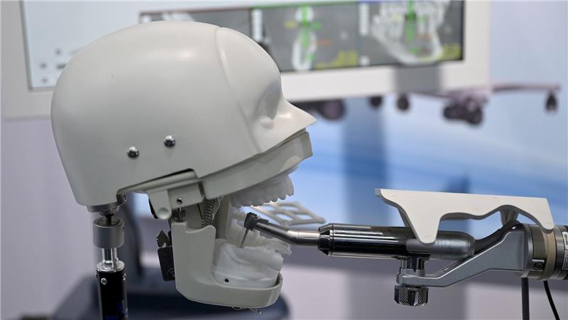 Vom Labor in die Realität: Wo China Roboter einsetzen will Roboter könnten in Zukunft auch an Zahnimplantaten arbeiten.