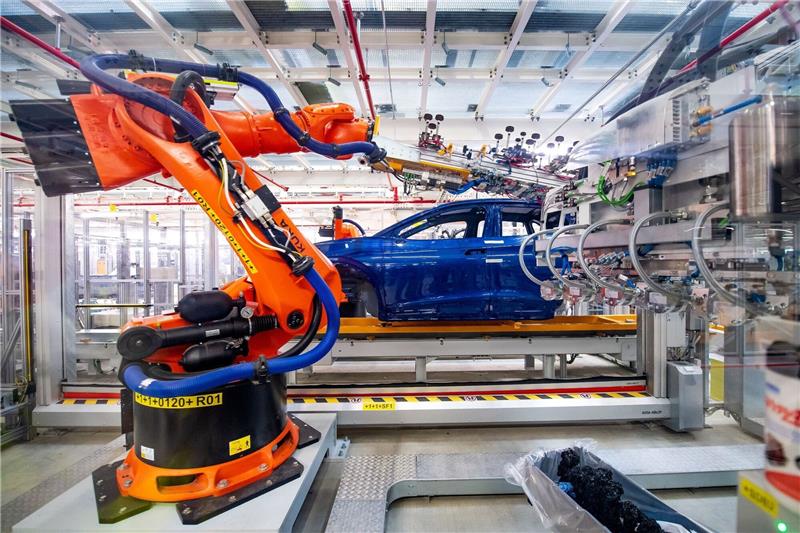 VW: „Vielversprechender Start” 2023 Roboter montieren im VW-Werk Bauteile des ID.4.