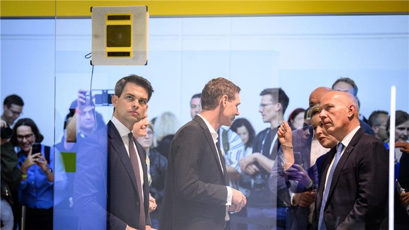 Vom Mähroboter bis zum Gaming-PC: Das sind die IFA-Trends Roboter putzen auf der Messe fleißig Fenster.