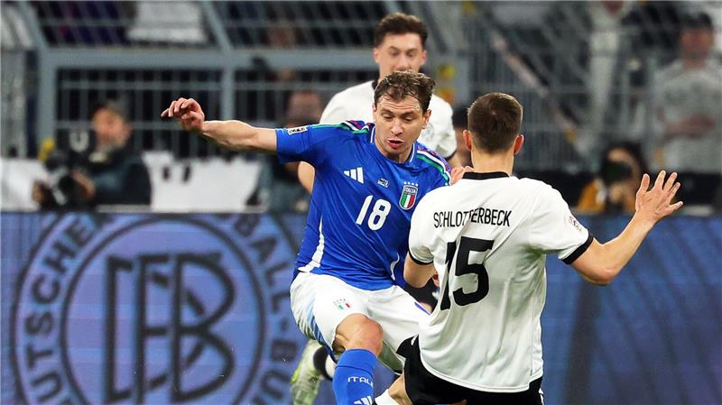 3:3 nach 3:0 - DFB-Team übersteht denkwürdigen Fußball-Abend Robuste Gangart: Schlotterbeck stoppt Barella.